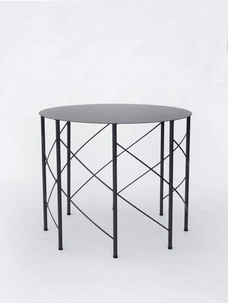 Ville Kokkosen suunnittelma sivupöytä on on tehty ultrakevyistä hiilikuituprofiileista. Jänniteliitos pitää rakenteen kasassa. Kuva: Plusdesign Gallery, Milano.