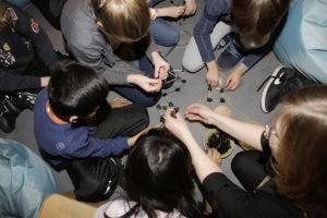 Oppilaat rakentavat lakritsapaloista ja hammastikuista erilaisia muotoja